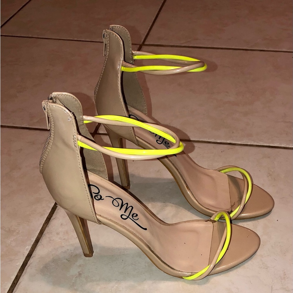 So me nwt beige patent w  yellow Neón strap size 10 heel 3 3/4 inch